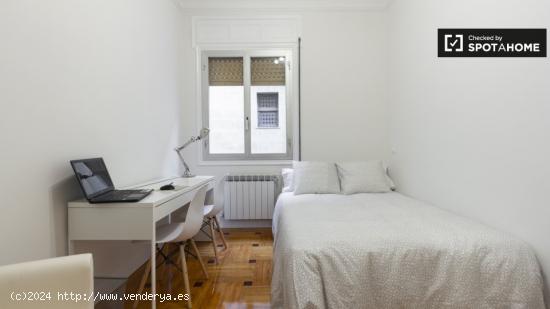 Elegante habitación en alquiler en apartamento de 5 dormitorios en Centro - MADRID