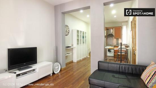 Luminoso apartamento de 1 dormitorio con balcón para alquilar en el centro de Madrid. - MADRID