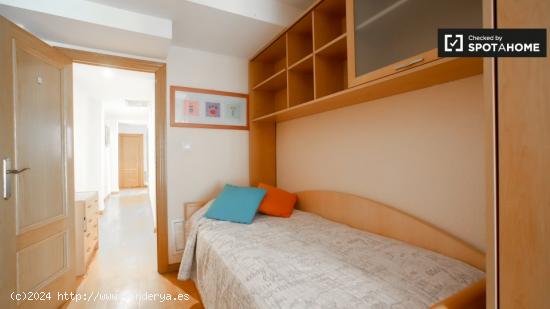 Elegante habitación en alquiler en apartamento de 3 dormitorios en Quatre Carreres - VALENCIA