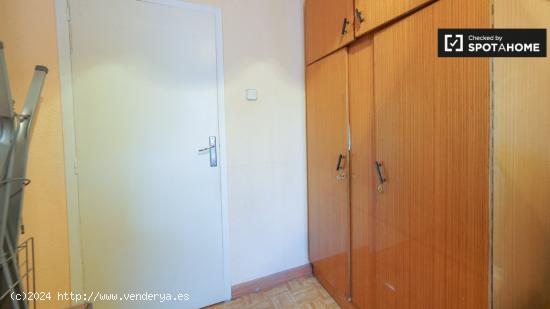 Elegante habitación en alquiler en apartamento de 4 dormitorios en Carabanchel. - MADRID