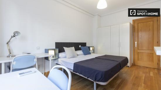 Amplia habitación en piso de 5 dormitorios en Delicias. - MADRID