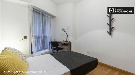 Acogedora habitación en piso de 5 dormitorios en Delicias. - MADRID