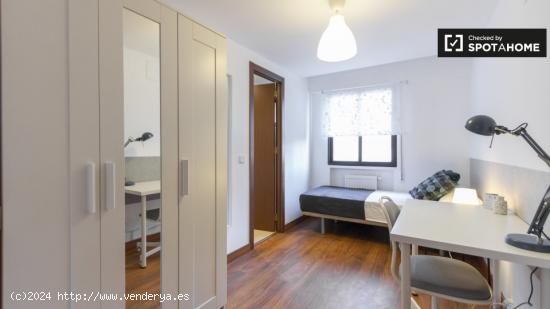 Se alquila habitación con baño en el apartamento de 9 habitaciones, Ciudad Lineal. - MADRID