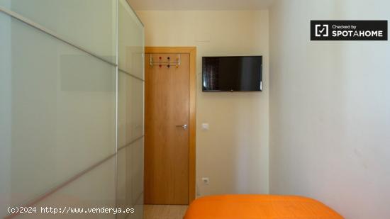 Bonita habitación en alquiler en apartamento de 4 dormitorios en Gràcia. - BARCELONA