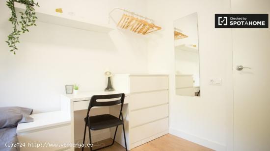 Acogedora habitación en alquiler en apartamento de 4 dormitorios en Sants - BARCELONA