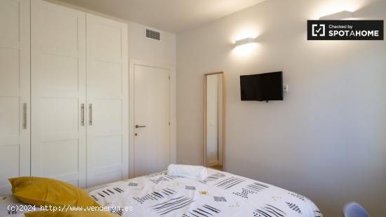 Se alquila habitación moderna en apartamento de 5 dormitorios en La Dreta. - BARCELONA