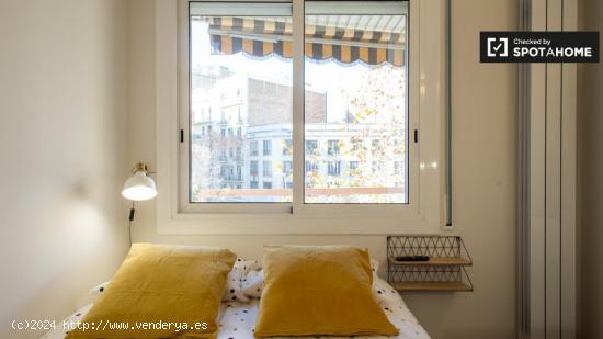 Habitación luminosa en alquiler en el apartamento de 5 dormitorios en La Dreta. - BARCELONA