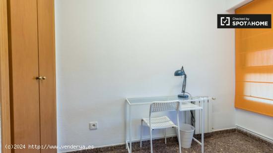 Habitación luminosa en apartamento de 4 dormitorios en Quatre Carreres. - VALENCIA