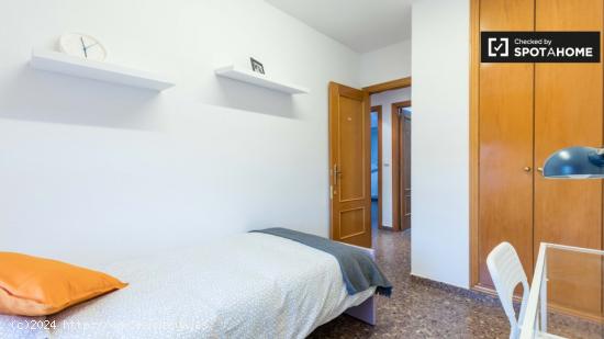 Habitación luminosa en apartamento de 4 dormitorios en Quatre Carreres. - VALENCIA