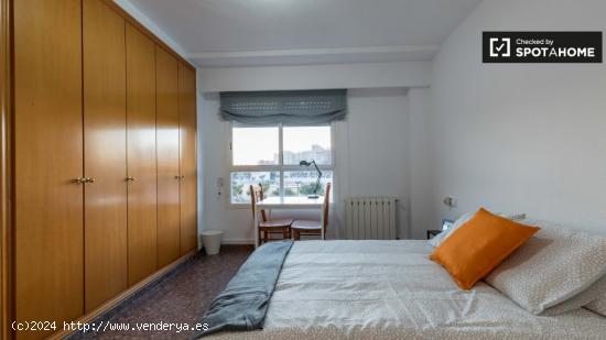 Amplia habitación en apartamento de 4 dormitorios en Quatre Carreres. - VALENCIA