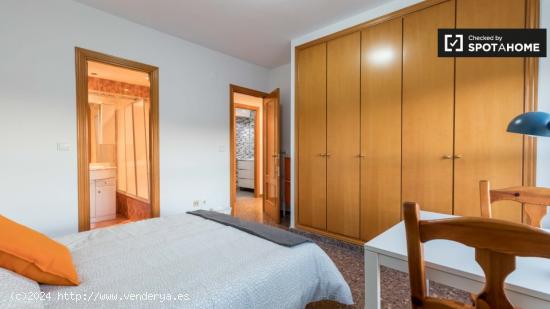 Amplia habitación en apartamento de 4 dormitorios en Quatre Carreres. - VALENCIA