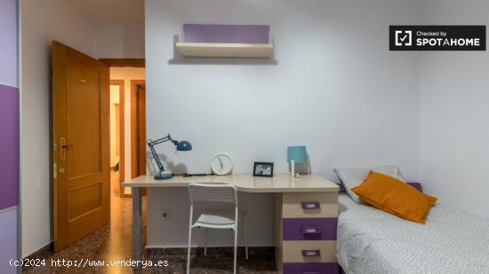 Habitación amueblada en apartamento de 4 dormitorios en Quatre Carreres. - VALENCIA