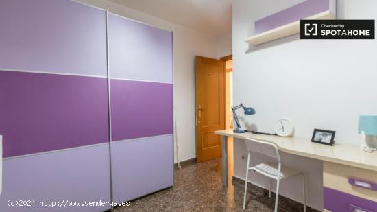 Habitación amueblada en apartamento de 4 dormitorios en Quatre Carreres. - VALENCIA