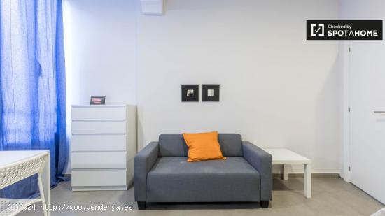 Elegante habitación en alquiler en el apartamento de 5 dormitorios en L'Eixample - VALENCIA