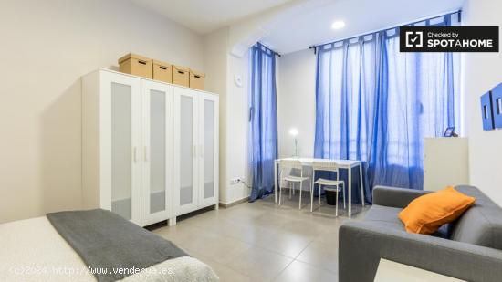 Elegante habitación en alquiler en el apartamento de 5 dormitorios en L'Eixample - VALENCIA