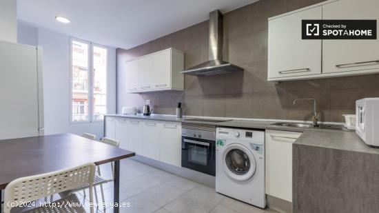 Elegante habitación en alquiler en el apartamento de 5 dormitorios en L'Eixample - VALENCIA