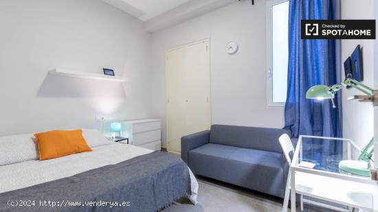 Cómoda habitación en alquiler en el apartamento de 5 dormitorios en L'Eixample - VALENCIA