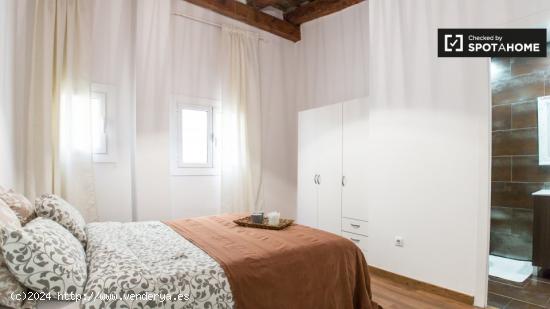 Precioso apartamento de 2 dormitorios con baño en alquiler en Barri Gòtic. - BARCELONA