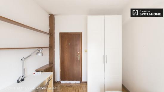 Acogedora habitación en alquiler en apartamento de 4 dormitorios en Ciudad Lineal. - MADRID