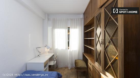 Acogedora habitación en alquiler en apartamento de 4 dormitorios en Ciudad Lineal. - MADRID