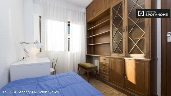 Acogedora habitación en alquiler en apartamento de 4 dormitorios en Ciudad Lineal. - MADRID