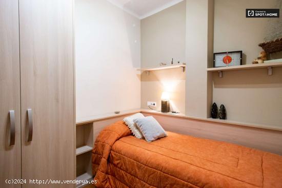  Acogedora habitación en alquiler en apartamento de 3 dormitorios en Barcelona. - BARCELONA 