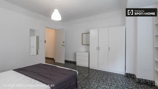 Amplia habitación en apartamento de 7 dormitorios en El Pla del Real. - VALENCIA