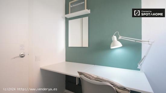 Acogedora habitación en piso de 5 dormitorios en Gràcia. - BARCELONA