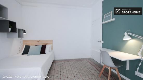 Amplia habitación en piso de 5 dormitorios en Gràcia. - BARCELONA