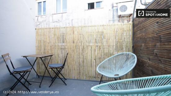 Gran habitación en piso de 5 dormitorios en Gràcia. - BARCELONA