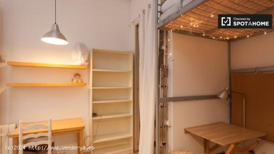 Amplia habitación en un apartamento de 5 dormitorios en Barri Gòtic - BARCELONA