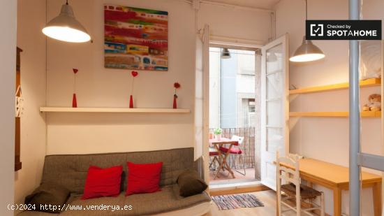 Amplia habitación en un apartamento de 5 dormitorios en Barri Gòtic - BARCELONA