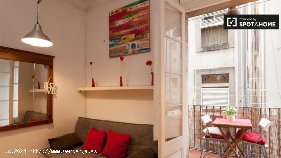 Amplia habitación en un apartamento de 5 dormitorios en Barri Gòtic - BARCELONA