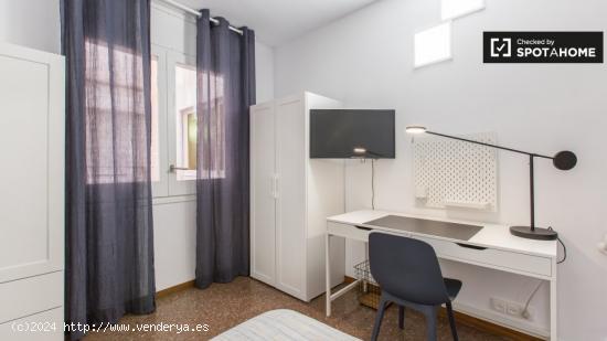 Amplia habitación en un apartamento de 4 dormitorios en el Eixample - BARCELONA