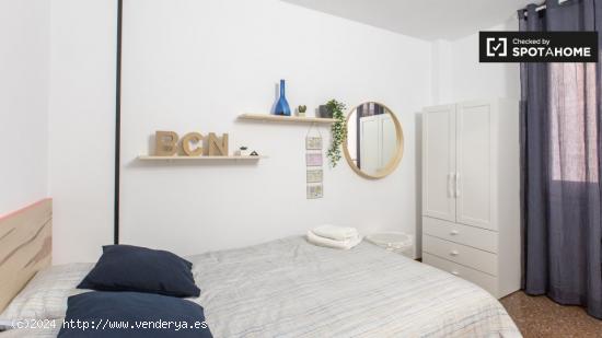 Amplia habitación en un apartamento de 4 dormitorios en el Eixample - BARCELONA