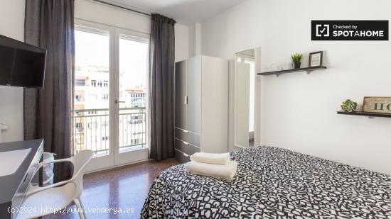 Habitación con balcón en un apartamento de 4 dormitorios en el Eixample - BARCELONA