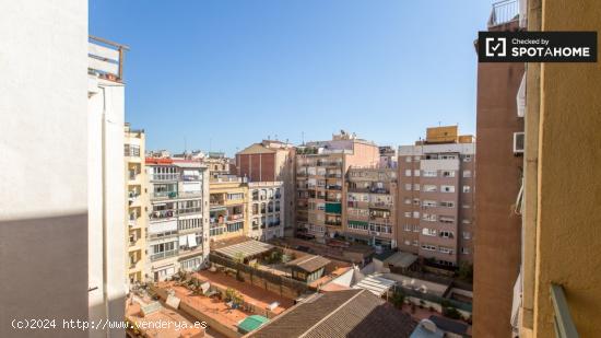 Habitación con balcón en un apartamento de 4 dormitorios en el Eixample - BARCELONA