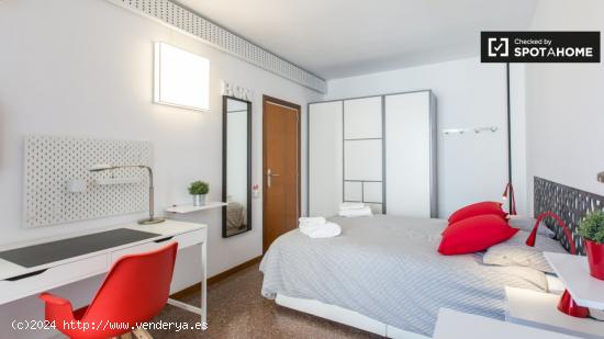 Habitación grande en apartamento de 4 dormitorios en el Eixample. - BARCELONA