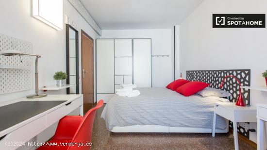 Habitación grande en apartamento de 4 dormitorios en el Eixample. - BARCELONA