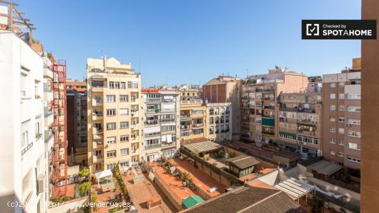 Habitación grande en apartamento de 4 dormitorios en el Eixample. - BARCELONA