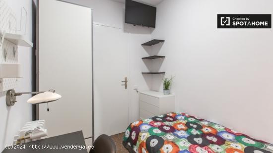 Habitación con baño en apartamento de 4 dormitorios en el Eixample. - BARCELONA