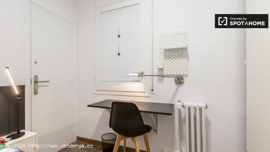 Habitación con baño en apartamento de 4 dormitorios en el Eixample. - BARCELONA