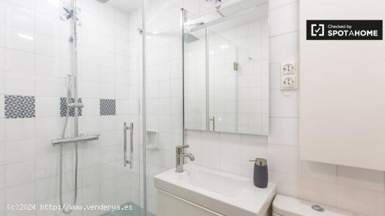 Habitación con baño en apartamento de 4 dormitorios en el Eixample. - BARCELONA