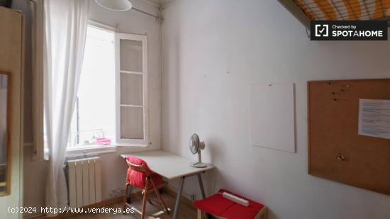 Habitación en apartamento de 5 dormitorios en Barri Gòtic - BARCELONA