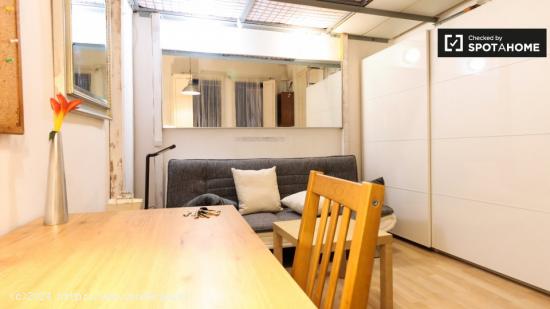 Habitación en apartamento de 5 dormitorios en Barri Gòtic - BARCELONA