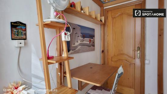 Habitación en apartamento de 5 dormitorios en Barri Gòtic, - BARCELONA