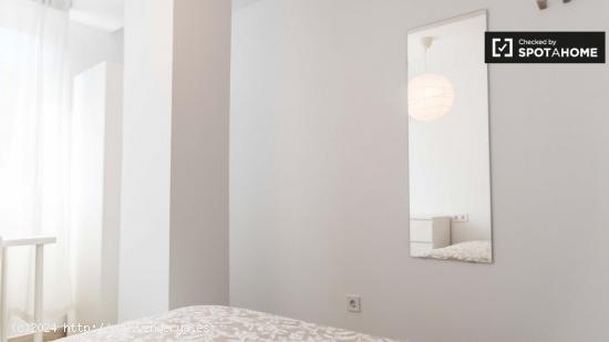 Habitación luminosa con cama matrimonial en alquiler en algirós. - VALENCIA