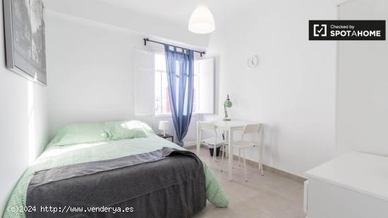 Elegante habitación en alquiler en apartamento de 4 dormitorios en El Cabanyal - VALENCIA