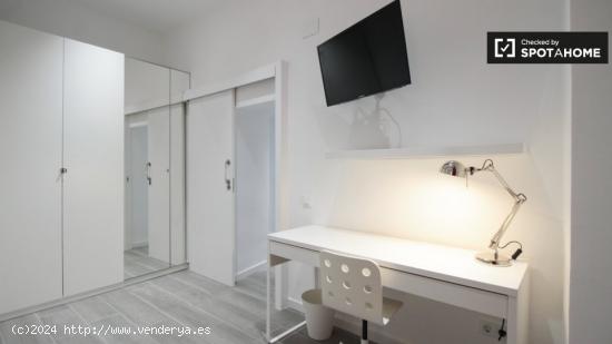 Elegante habitación en alquiler en el apartamento de 4 dormitorios en El Born - BARCELONA