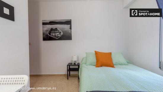 Encantadora habitación con cama doble en alquiler en Ciutat Vella - VALENCIA